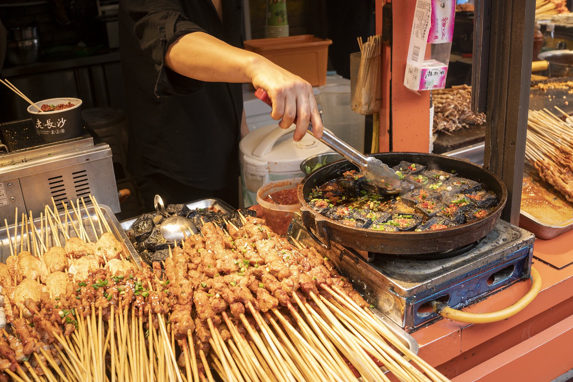 摊美食，文化与味蕾的双重盛宴